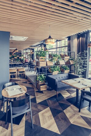 Se sirven desayunos, almuerzos y cenas; cocina local e internacional