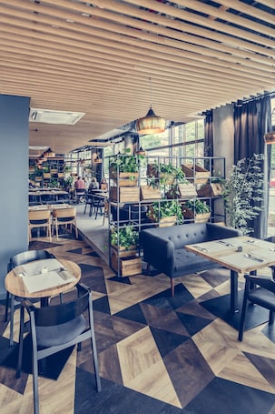 Se sirven desayunos, almuerzos y cenas; cocina local e internacional. Lwowska 1