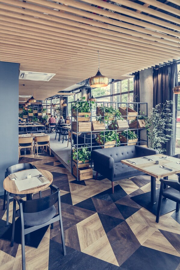 Breakfast, lunch, dinner served; local and international cuisine 