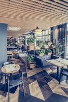 Se sirven desayunos, almuerzos, cenas y cocina local e internacional 