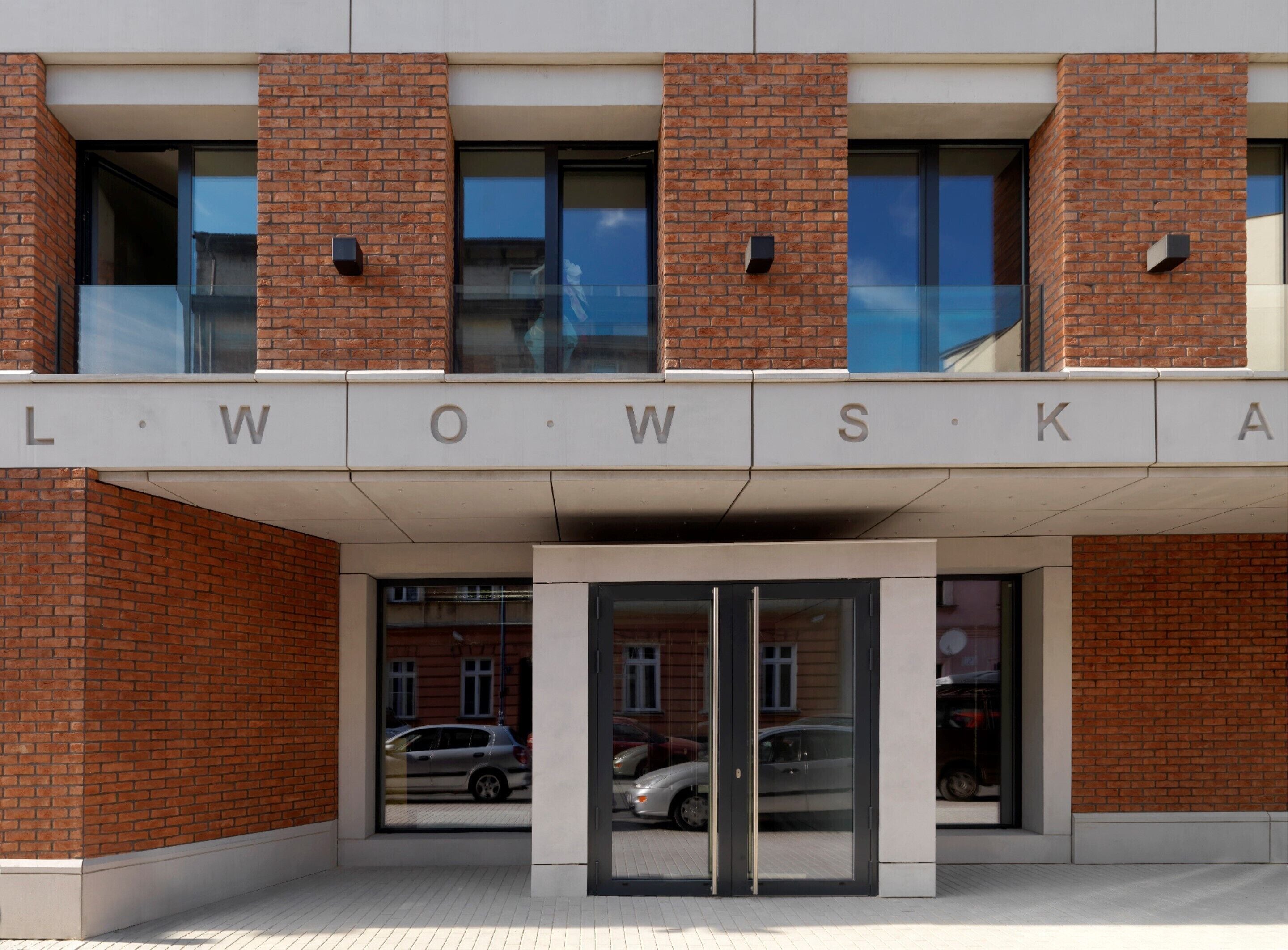 A building with a clear sign spelling out "LOWE'S KANSAS".