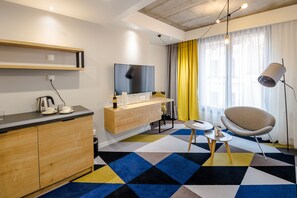 Rom – superior, 1 queensize-seng | Oppholdsområde | Flatskjerm-TV