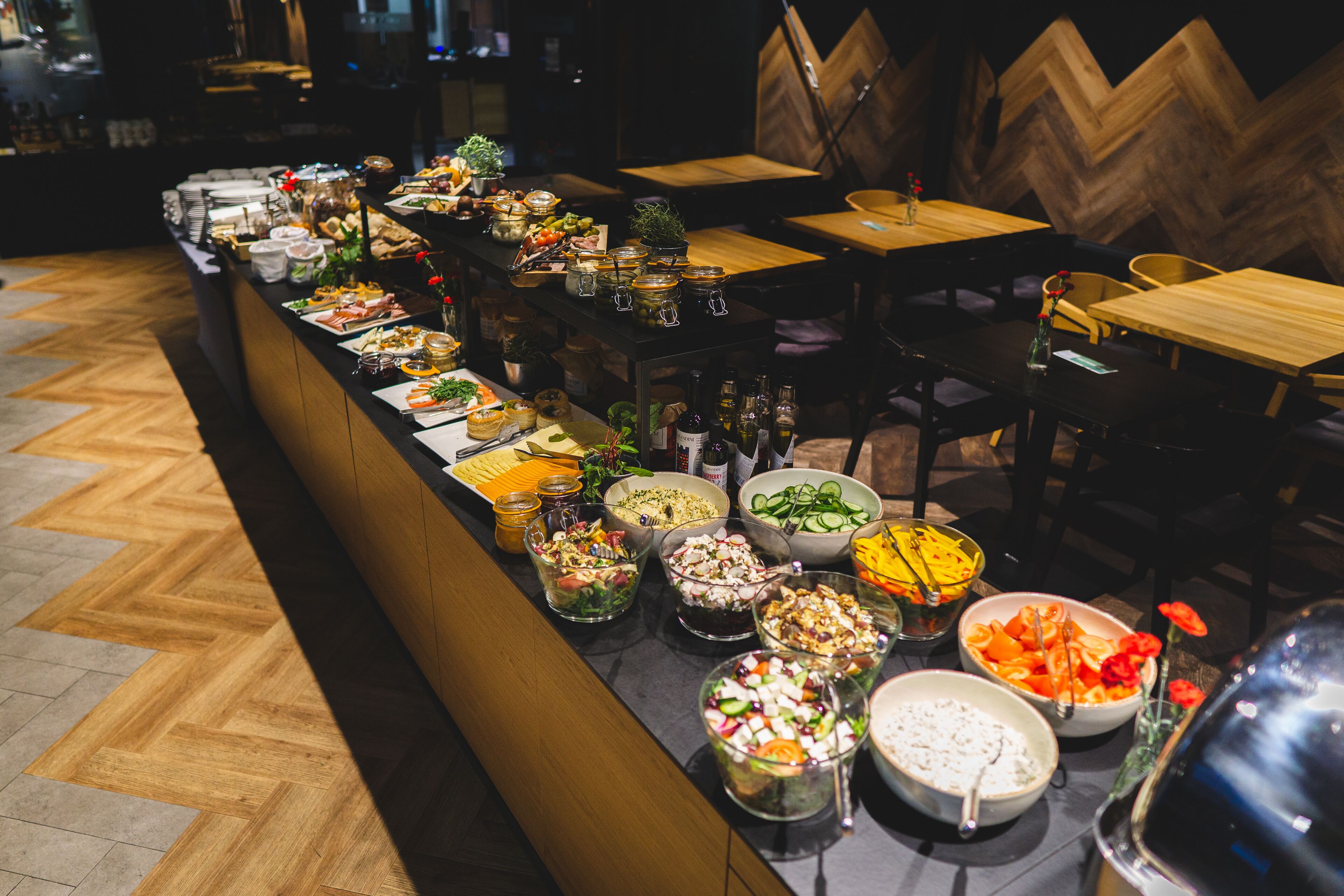 Una mesa de buffet con diversos platos y bebidas.