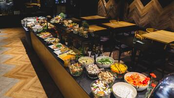 Una mesa de buffet con diversos platos y bebidas.