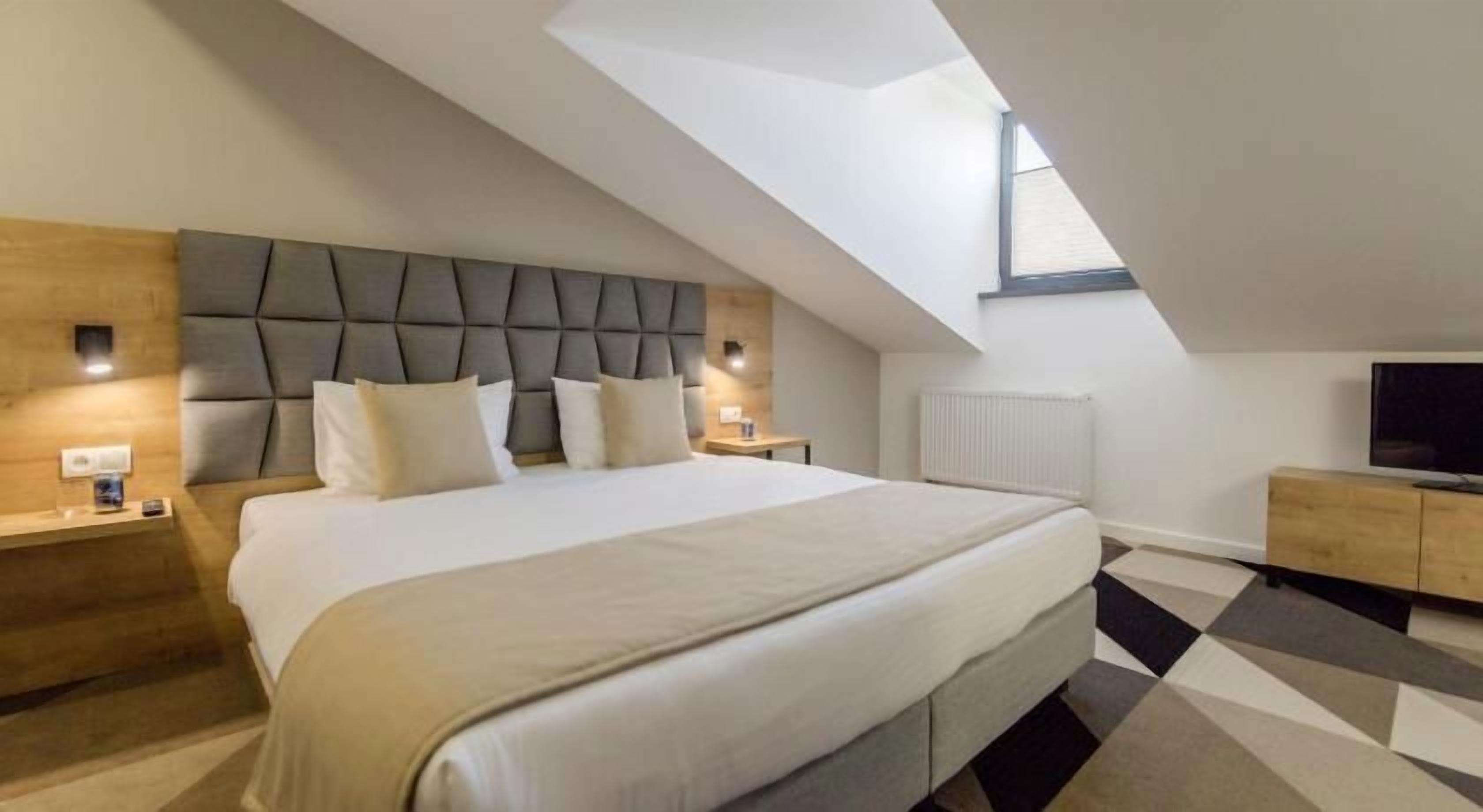 Luxe beddengoed, een bureau, geluiddichte muren