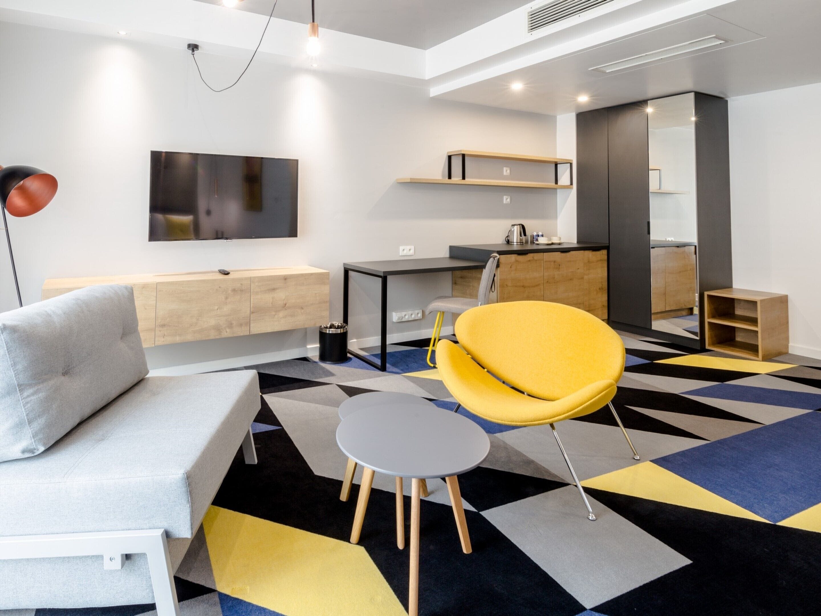 deluxe room, optional kitchenette | living area | flat-screen tv