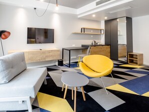 Deluxe Room, optional Kitchenette | Oppholdsområde | Flatskjerm-TV