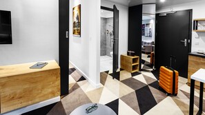 Superior-sviitti, 1 suuri parisänky ja vuodesohva (optional Kitchenette) | Oleskelualue | Taulutelevisio