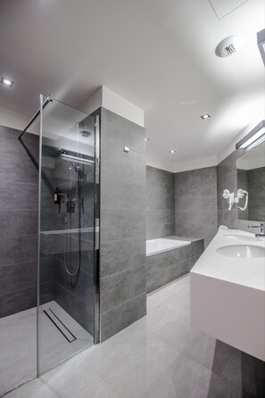 Deluxe Suite (Family Room) | Bathroom | Shower, free toiletries, hair dryer, towels - Lwowska 1 (Kraków)