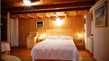 Minibar, desk, free WiFi