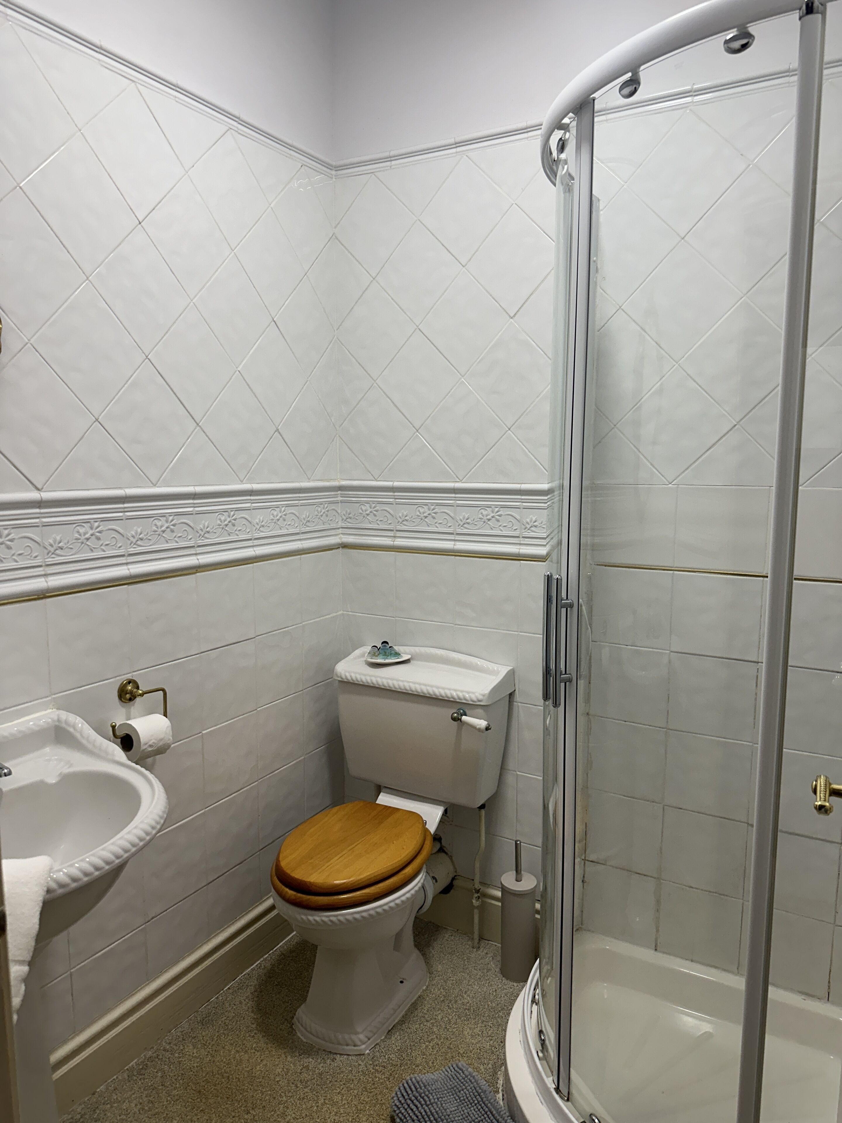 Un baño con inodoro, lavamanos y ducha.