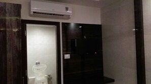 Shower, free toiletries