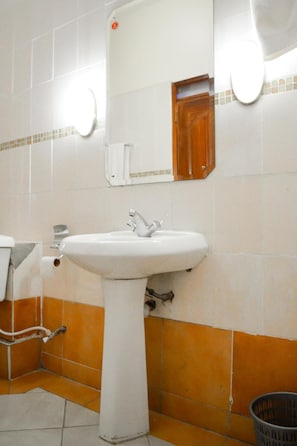 Shower, free toiletries, slippers, towels