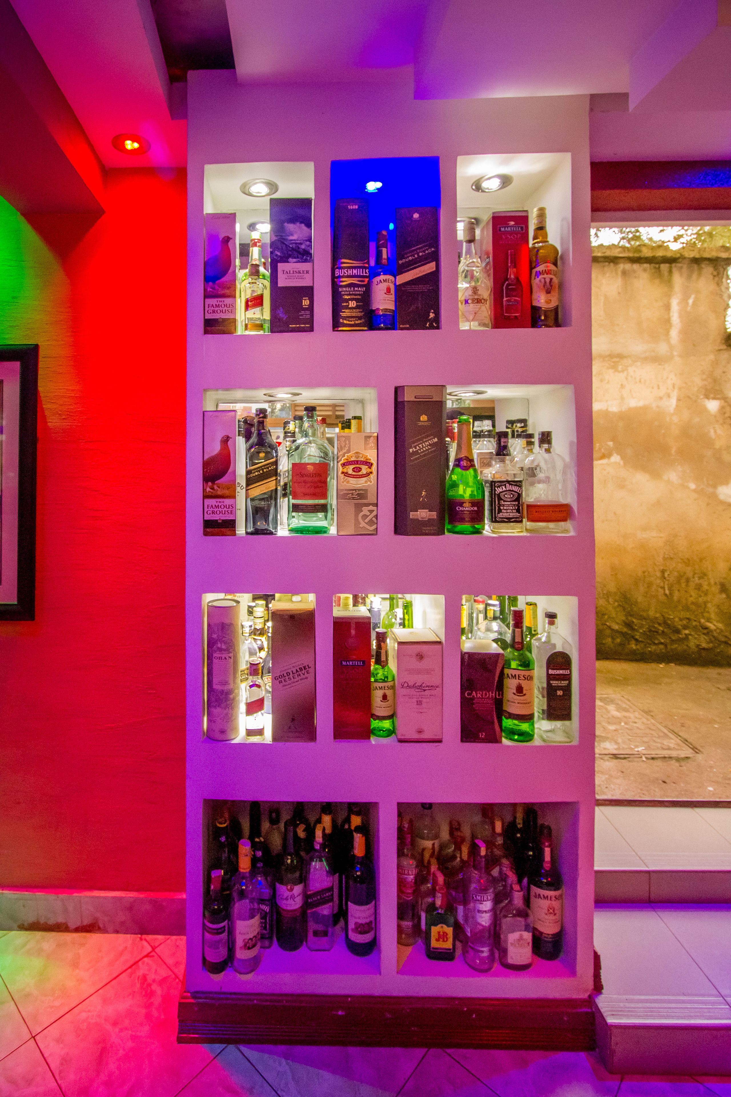 Una exhibición de licores con varias botellas y cajas.