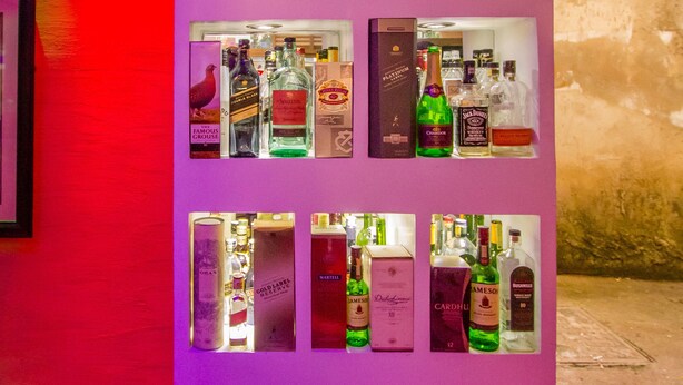 Una exhibición de licores con varias botellas y cajas.