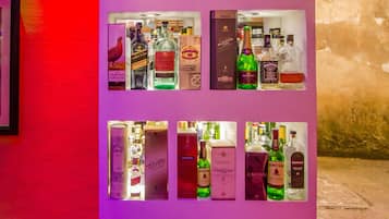 Una exhibición de licores con varias botellas y cajas.