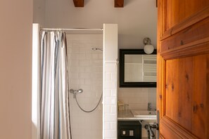 Superior Double Room, Terrace, Mountain View | Bathroom | Free toiletries, hair dryer, towels - Cal Secretari Vell (Marratxi)