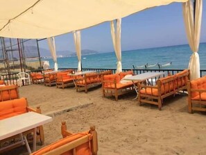 Plage privée, chaises longues, parasols, serviettes de plage
