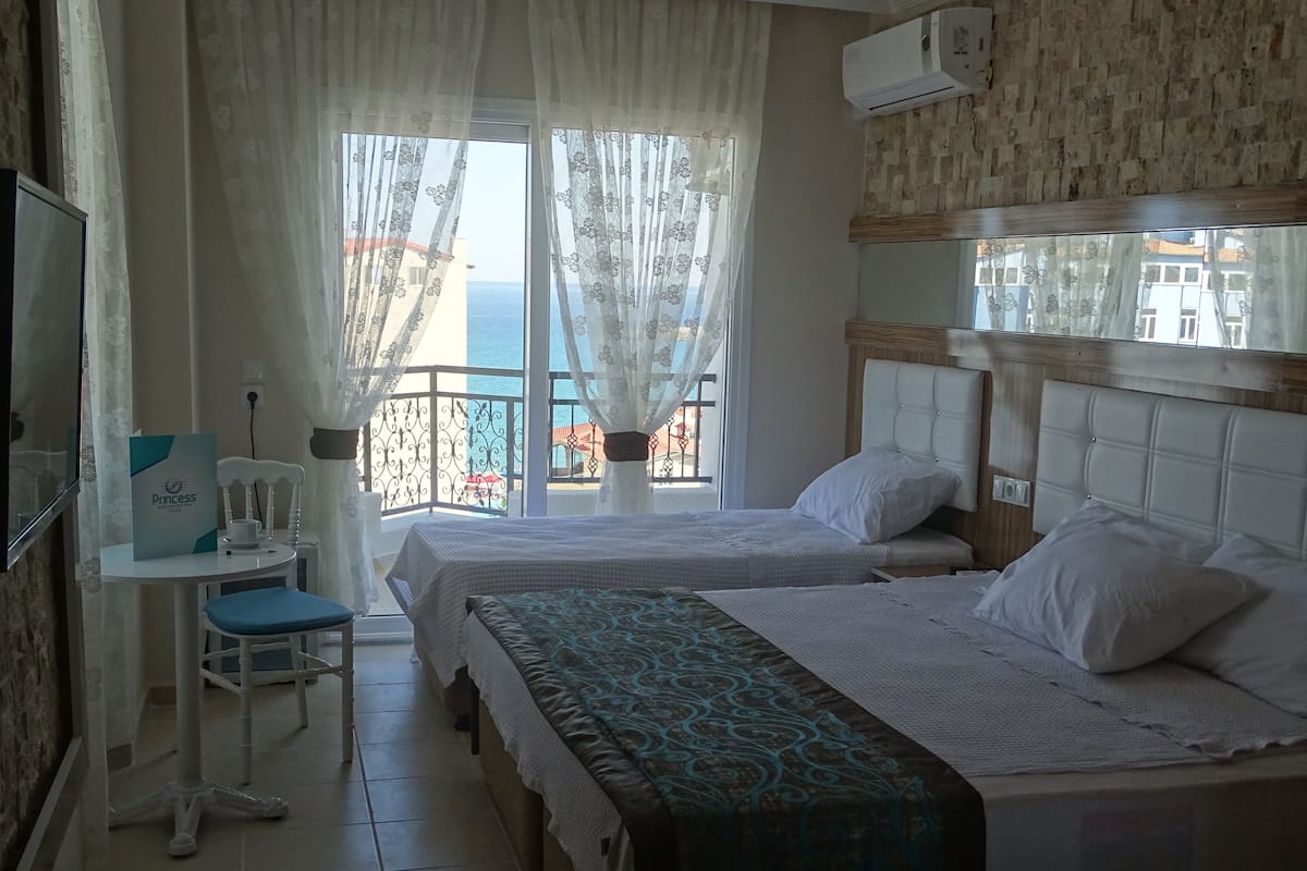 Triple Room | Minibar, in-room safe, desk, soundproofing