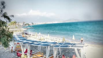 Plage privée, chaises longues, parasols, serviettes de plage