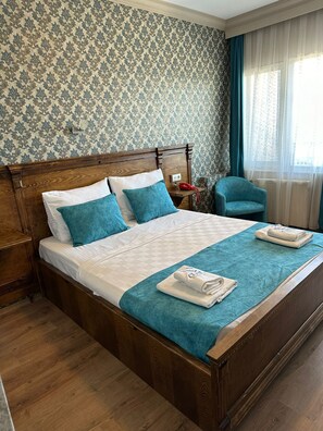 Frigobar, cofres nos quartos, ferros/tábuas de passar roupa