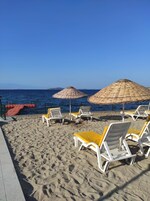 Playa privada, sillas reclinables de playa, sombrillas, toallas de playa