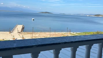 Kamar Triple Standar, pemandangan laut | Minibar, brankas, setrika/meja setrika, dan Wi-Fi gratis