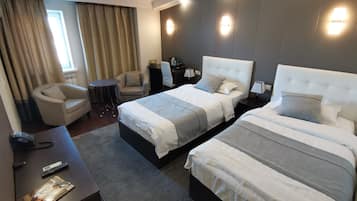 Habitación junior con 2 camas individuales | 1 dormitorio, escritorio, espacio para trabajar con un portátil