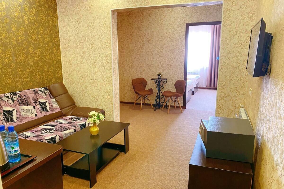 Standard Twin Room, City View | Ruang tamu | TV skrin rata