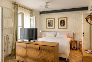 Premium bedding, desk, soundproofing, iron/ironing board - Pera Neuf (Istanbul)