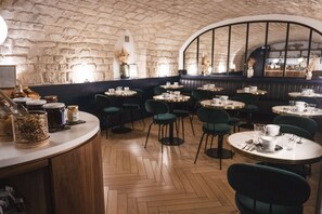 Café da manhã com buffet diário (EUR 16 por pessoa) 