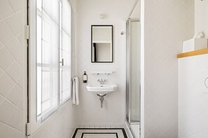 Dobbelt- eller tomannsrom – comfort | Bad | Dusj, designertoalettartikler, hårføner og håndklær