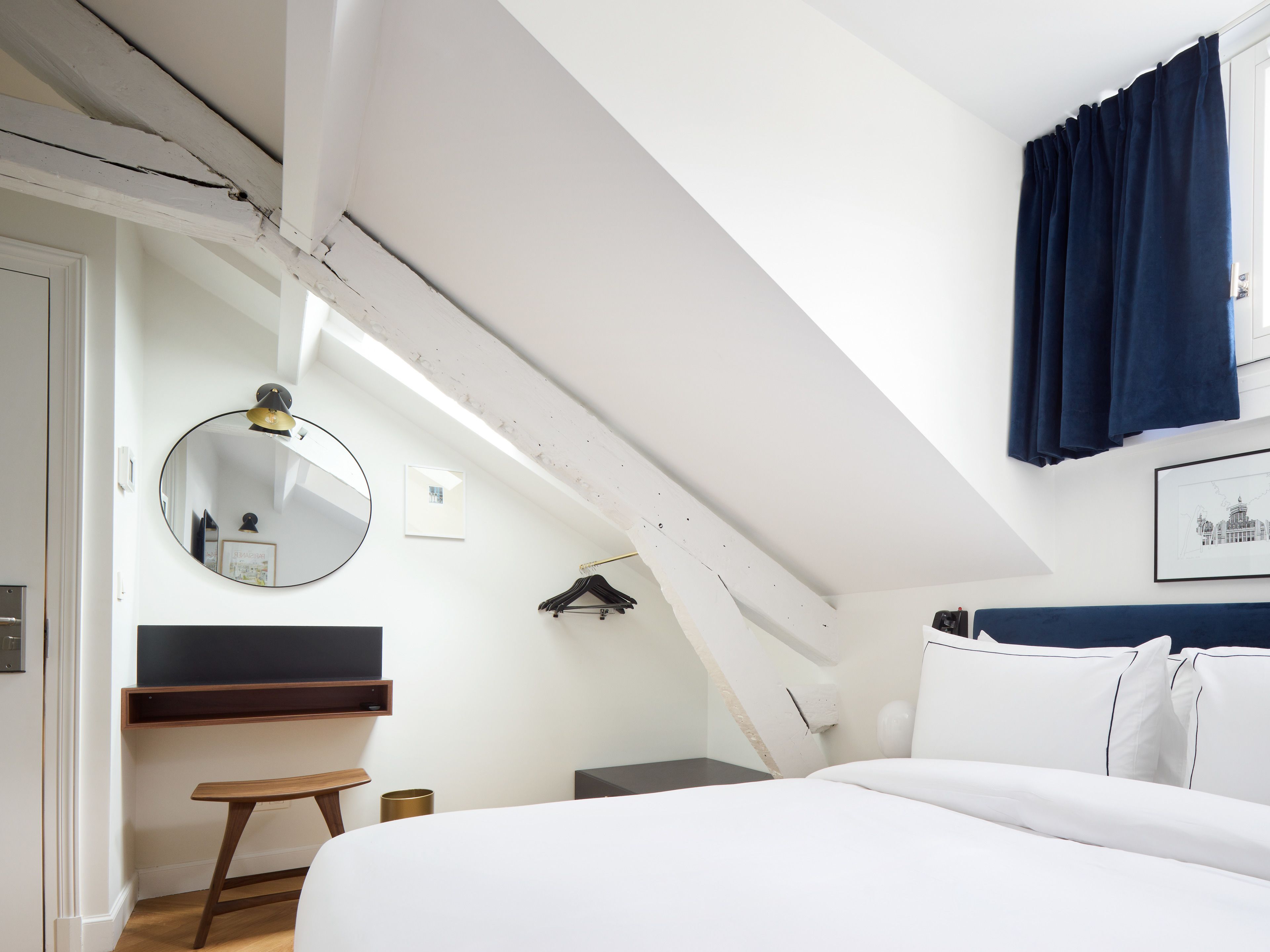 chambre mansardée sous les toits | premium bedding, individually decorated, individually furnished, desk