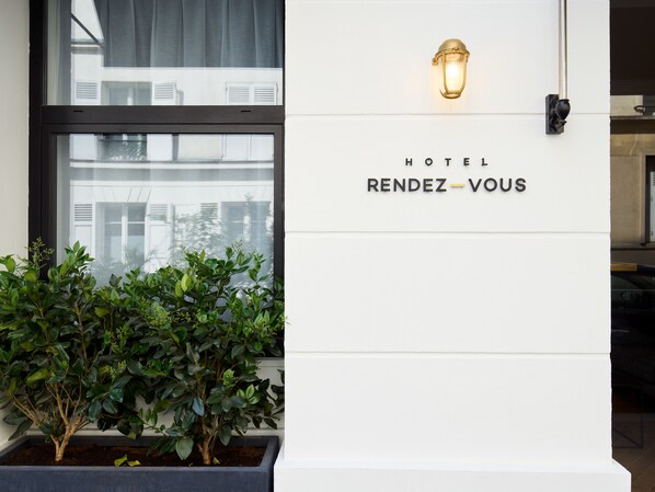 Front of property - Hôtel Rendez-vous Batignolles (Paris)