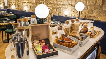Tägliches Frühstücksbuffet gegen Gebühr