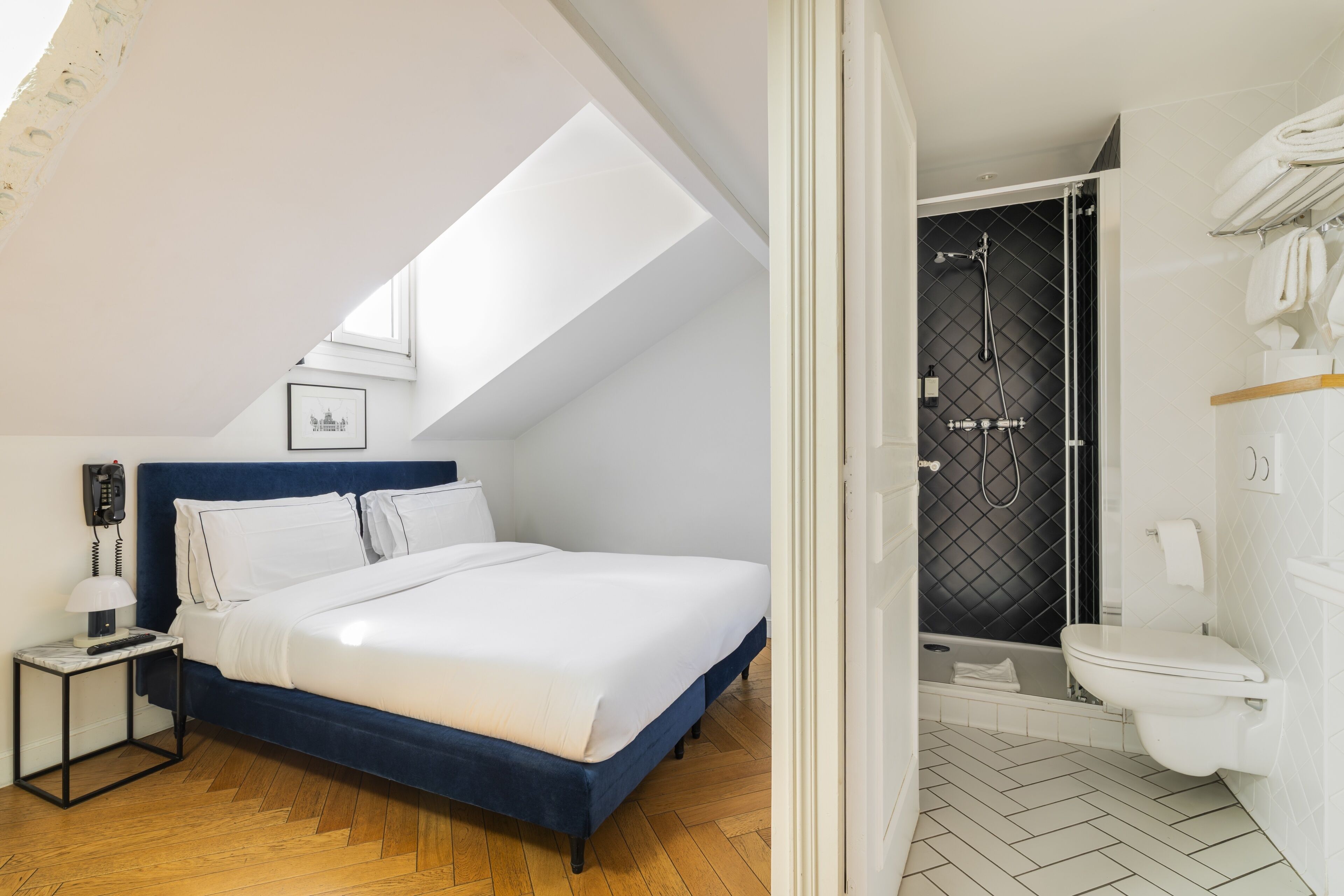 Chambre mansardée sous les toits | Premium bedding, individually decorated, individually furnished, desk