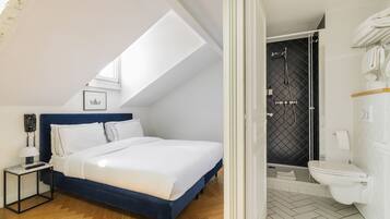 Chambre mansardée sous les toits | Premium bedding, individually decorated, individually furnished, desk