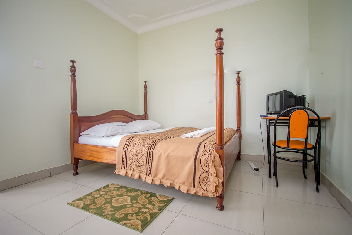 Standard Double Room | Desk, WiFi (free)