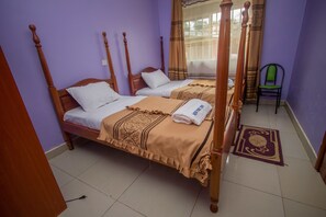 Habitación estándar con 2 camas individuales | Escritorio y wifi gratis 