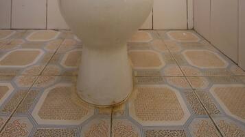 Habitación doble estándar | Baño | Tina con regadera, amenidades de baño gratuitas, toallas
