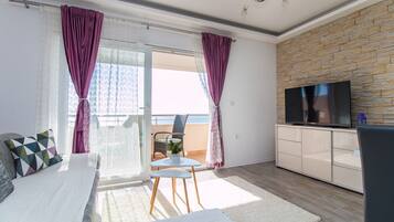 Deluxe-huoneisto, 1 makuuhuone | Ylelliset vuodevaatteet, yksilöllisesti sisustettu, työpöytä