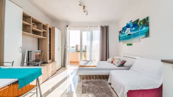 Studio, Terrace, Sea View | Premium bedding, individually decorated, desk, iron/ironing board