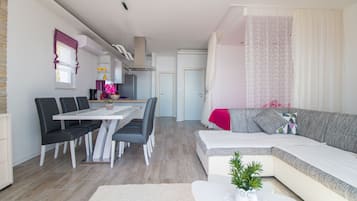 Deluxe-lejlighed - 1 soveværelse | Premium-sengetøj, individuelt design, skrivebord, strygejern/strygebræt