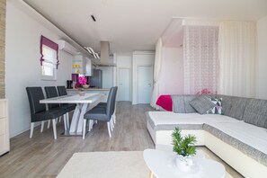 Deluxe Apartment, 1 Bedroom | Premium bedding, individually decorated, desk, iron/ironing board