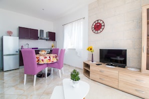 Premium bedding, individually decorated, desk, iron/ironing board - Apartments Rakuljic (Podstrana)