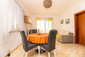 Premium bedding, individually decorated, desk, iron/ironing board - Apartments Rakuljic (Podstrana)