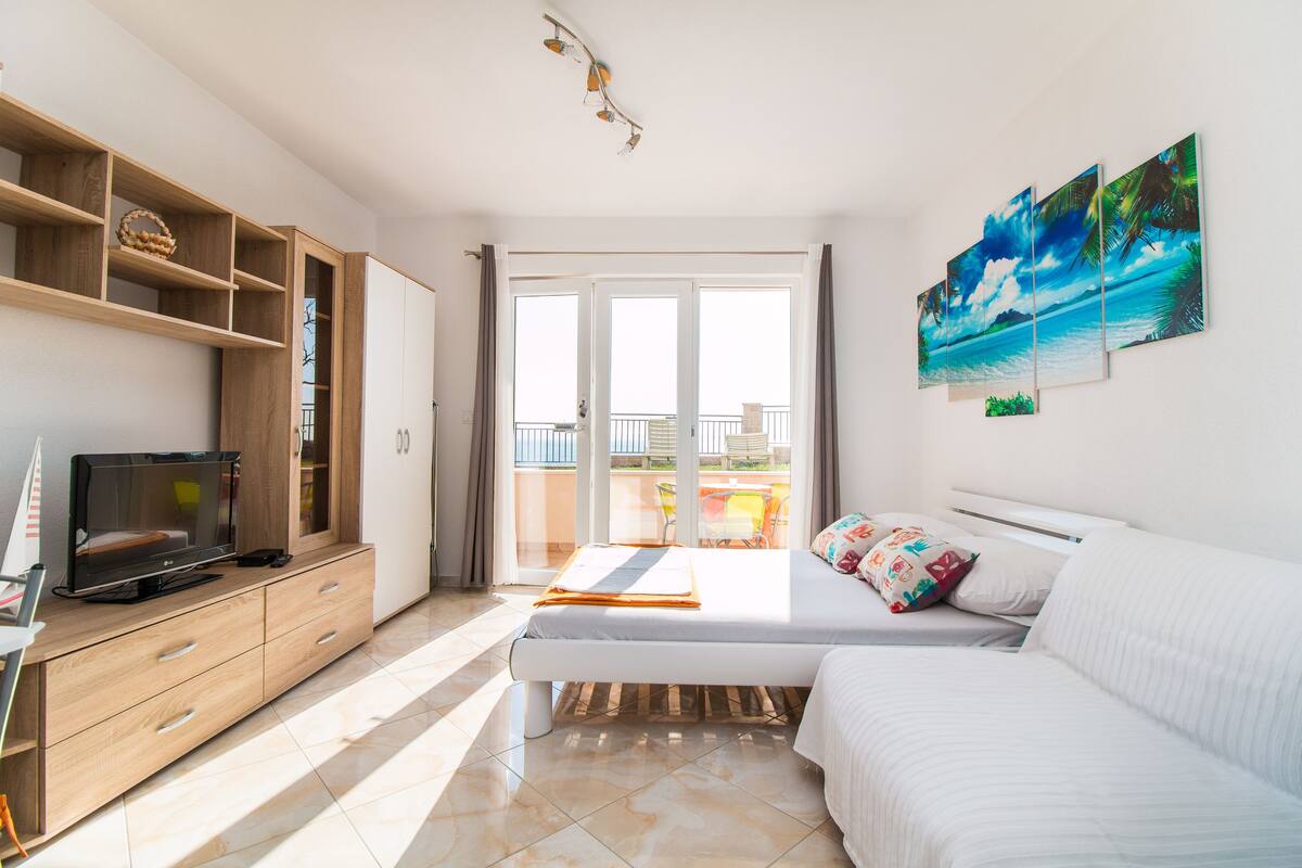 Studio, Terrace, Sea View | Premium bedding, desk, iron/ironing board (on request)