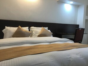 办公桌、免费 WiFi