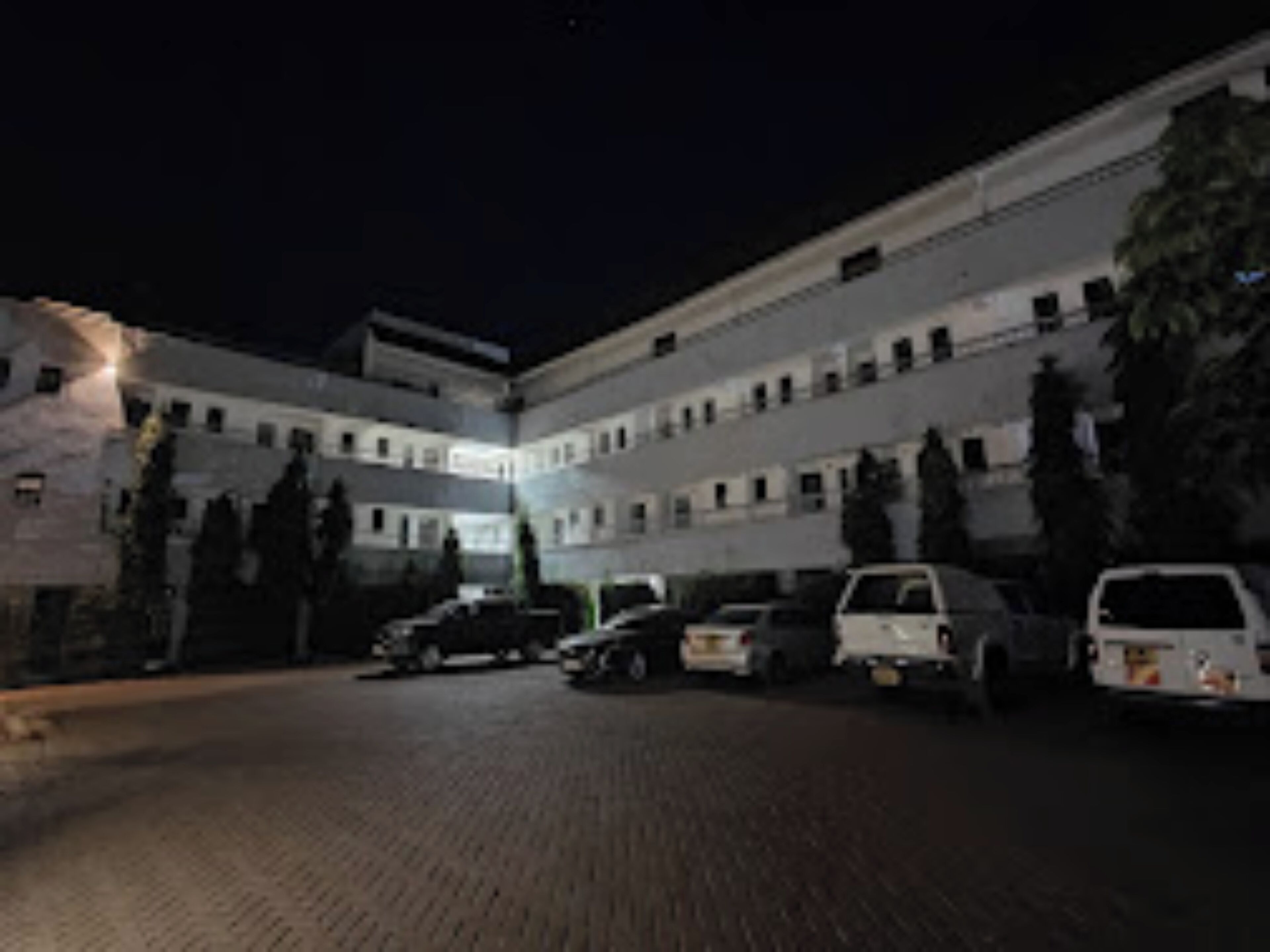 숙박 시설 정면 - 저녁/밤