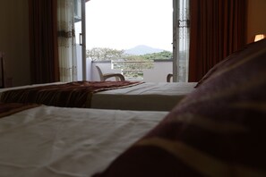 Deluxe tweepersoonskamer, balkon, uitzicht op bergen | Een bureau, een strijkplank/strijkijzer, gratis extra bedden